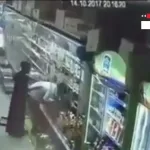 السبب الحقيقي : مقيم يمني يضرب شاب سعودي والإعتداء عليه في السوبر ماركت صور وفيديو