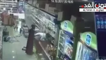 السبب الحقيقي : مقيم يمني يضرب شاب سعودي والإعتداء عليه في السوبر ماركت صور وفيديو