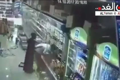 السبب الحقيقي : مقيم يمني يضرب شاب سعودي والإعتداء عليه في السوبر ماركت صور وفيديو