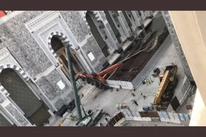 بالصور : سقوط رافعة في الحرم سبب السقوط