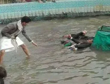 صور : مقتل 3 أشخاص في حديقة السبعين في صنعاء بسبب صعق الكهرباء " فرحة العيد إنتهت بجنازة"