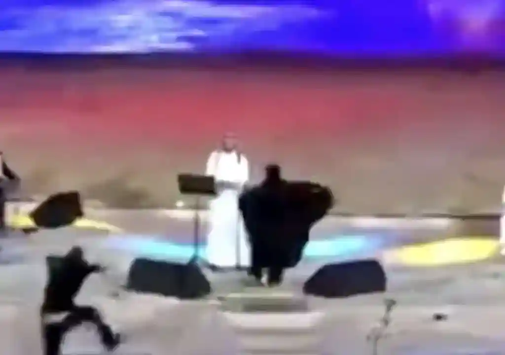 صور فتاة عكاظ تقتحم مسرح سوق عكاظ وتقبل ماجد المهندس