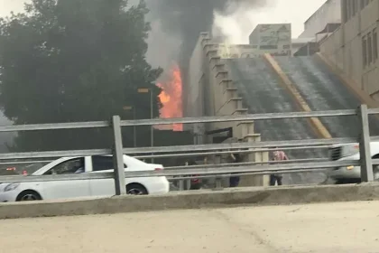 صور حريق بالقرب من الصيرفي مول في جدة بدون التعرف على سبب الحريق