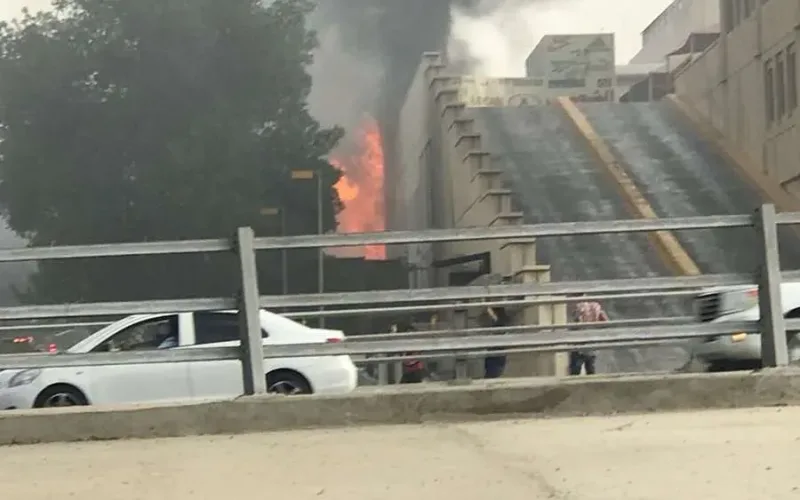 صور حريق بالقرب من الصيرفي مول في جدة بدون التعرف على سبب الحريق