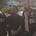 قصة الداعية التركي الذي كان يظهر في برنامجه محاطاً بنساء شبه عاريات؟