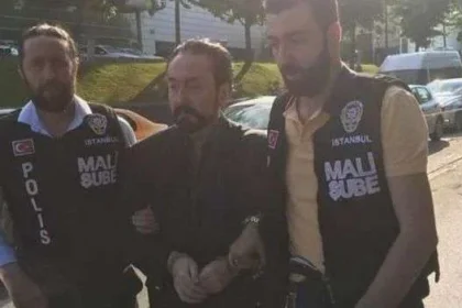 قصة الداعية التركي الذي كان يظهر في برنامجه محاطاً بنساء شبه عاريات؟