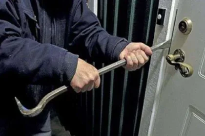 لص يعتذر بعد سرقته منزلاً في اليمن