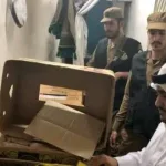 بالصور.. بلاغ مواطن يوقع عمالة تعبئ التمور بشكل مخالف في المدينة