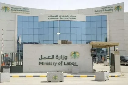 خلال أيام.. العمل تبدأ توطين 12 مهنة بمنافذ البيع