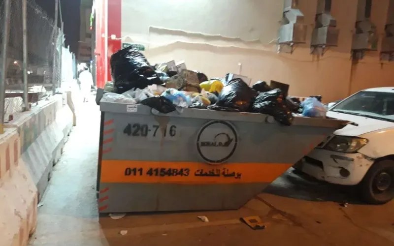 تراكم النفايات يهدد عزيزية الرياض بكارثة بيئية.. والأهالي يستغيثون
