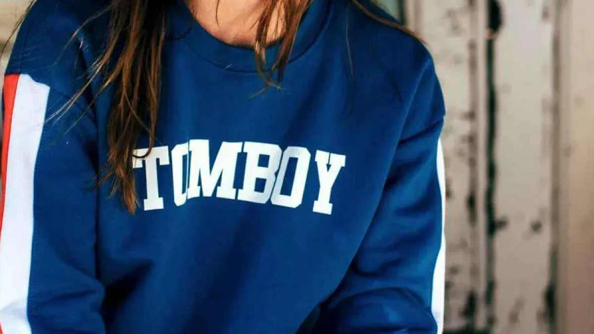 فتاة تتشبه بالشباب معنى تومبوي