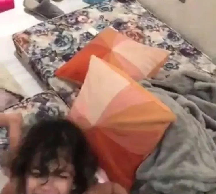 خادمة تعنف طفلة بلقيس احمد فتحي تطالب التعرف على الطفلة