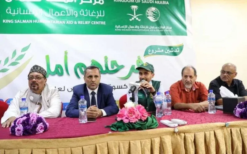 يقدم مركز الملك سلمان للإغاثة مشاريع “فرحتهم أمل” للأيتام والأطفال النازحين في العديد من محافظات اليمن.