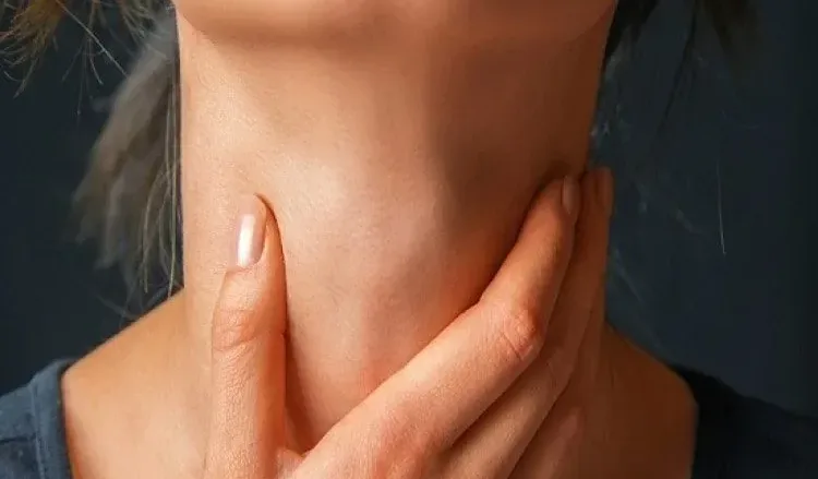 أشعر بشيء عالق في حلقي يشبه البلغم ولكنه لا يخرج