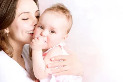 تفسير رؤية تقبيل طفلة صغيرة في المنام للعزباء