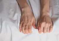 حكّ المنطقة الحميمة دليل شامل لفوائدها ومخاوفها ونصائح الاستمتاع بها مع زوجك