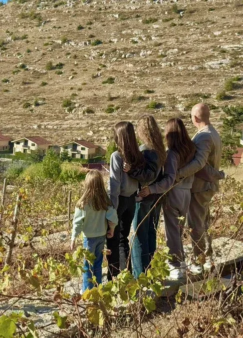 نانسي عجرم تنشر صور مع عائلتها لتنهي شائعة انفصالها من زوجها