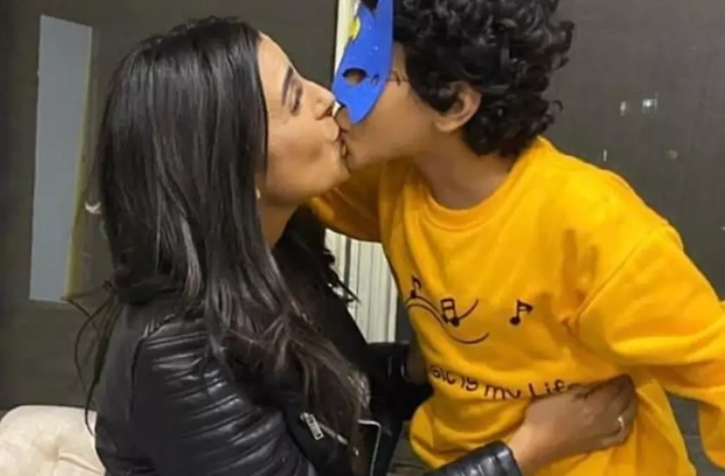 فضيحة هاجر الشرنوبي تقبيل إبنها في الشفايف يثير غضب