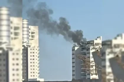 لحظة استهداف مبنى في تل أبيب بطائرة مسيرة يمنية فيديو متداول