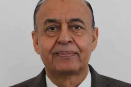 وفاة السفير اليمني عمر حسين سبعة في التشيك عن عمر 66 عامًا