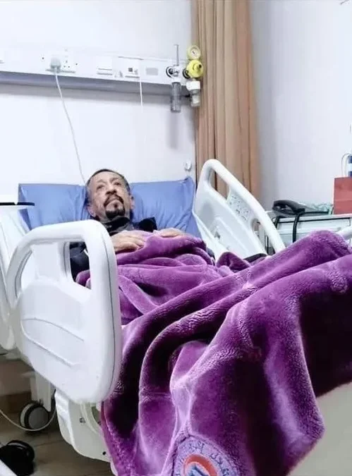صورة الفنان إبراهيم أبو الخير في المستشفى