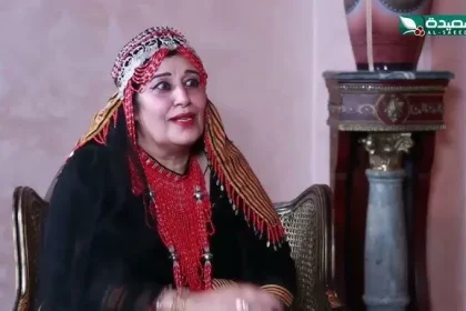 في خبر مفجع لعشاق الفن الشعبي اليمني، أُعلن يوم الإثنين 9 يونيو/حزيران 2025 وفاة الفنانة اليمنية رائدة اللون الصنعاني والملقبة بـ«ملكة الغناء النسائي اليمني»، تقية الطويلية، عن عمر ناهز 77 عاماً، بعد صراع مع المرض في إحدى مشافي العاصمة صنعا. من هي الفنانة تقية الطويلية؟ ولدت تقية الطويلية في مدينة صنعاء، وتنتمي إلى جيل الروّاد الذين تحدّوا التقاليد ليشقّوا طريقهم في عالم الغناء الشعبي اليمني. عُرفت بصوتها القوي الذي ارتقى بالأغاني الفلكلورية الصنعانية إلى مواقع متقدمة، وأسهمت في إثراء التراث الفني بتسجيلها عشرات الأناشيد الوطنية والعاطفية. اعتُبِرت من أوائل الفنانات اليمنيات اللاتي قدمن فن المرأة بصورة جريئة، وغنّت في جلسات نسائية خاصة قبل قيام ثورة 26 سبتمبر 1962 م، قبل أن تنتشر شهرتها ويُسجل لها موروث فني يستمر تأثيره حتى اليوم. كم عمر تقية الطويلية؟ توفيت الراحلة عن عمر ناهز 77 عاماً، وهو ما يعكس مدى طول مسيرتها وحضورها المستمر في المشهد الفني اليمني لأكثر من خمسة عقود. ما سبب وفاة تقية الطويلية؟ واجهت تقية الطويلية خلال الفترة الماضية مضاعفات مرضية استدعت نقلها إلى أحد مستشفيات صنعاء، حيث وافتها المنية بعد صراع مع المرض صباح يوم الإثنين 9 يونيو 2025. مسيرتها الفنية وإنجازاتها بدايات مبكرة: بدأت بالغناء في محافل نسائية خاصة قبل الثورة، وهو ما منحها خبرة فريدة في اللون الصنعاني. التعاون مع رواد الموسيقى: غنّت مع علي عبد الله السمه وحمود الحارثي، اللذين لحنا أولى أعمالها، كما سجلت مع أسماء لامعة مثل علي بن علي الآنسي وأحمد السنيدار وأحمد فتحي. ألبومات وأغاني: أصدرت 21 ألبوماً، ضمت أغاني تراثية ووطنية، نجحت في إبرازها بروح جديدة دون المساس بأصالتها. إرث وطني: ساهمت بإحياء الأغنية الوطنية التي أثرت المكتبة اليمنية بمضامين وطنية واجتماعية. ردود الأفعال على وفاتها عبر ناشطون ومحبّون عن حزنهم على مواقع التواصل؛ فقد غردت قناة “يمن شباب الفضائية”: «ودعت الساحة اليمنية اليوم الفنانة تقية الطويلية … الله يرحمها ويغفر لها»، مؤكدين أنها تركت فجوة كبيرة في الساحة الفنية x.com. إرثها الفني وتأثيرها تركز إرث تقية الطويلية على قدرتها النادرة على مزج الأصالة بالابتكار، حيث تحدّت القيود المجتمعية لتفتح الباب أمام أجيال من الفنانات اليمنيات. وتبقى أغانيها الخالدة بمثابة مرجع أساسي للباحثين عن تاريخ الغناء الشعبي، كما يحتفي بها مهرجان «صنعاء للفنون الشعبية» سنوياً ضمن فعالياته. ar.wikipedia.. في وداع تقية الطويلية، يودع اليمن واحدة من أعظم أصواته النسائية، ويبقى صوتها النابض بالتراث والوطنية شاهداً على قوة الفن في نقل الهوية والذاكرة. رحمها الله وأسكنها فسيح جناته.