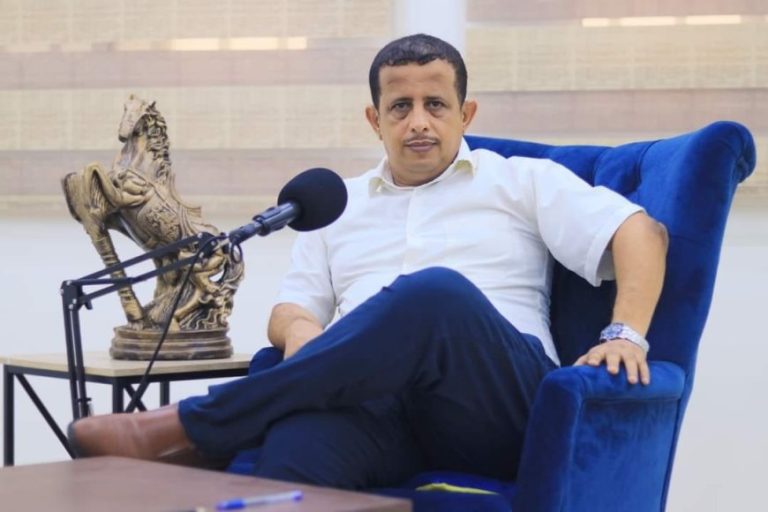 فتحي بن لزرق يواجه تحديًا صحيًا دقيقًا في القاهرة ويطلب دعاء جمهوره