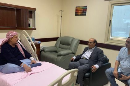 الرئيس الأسبق حيدر العطاس يزور الشيخ البركاني ويطمئن على صحته