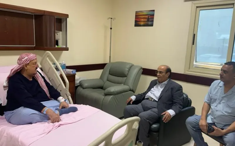 الرئيس الأسبق حيدر العطاس يزور الشيخ البركاني ويطمئن على صحته