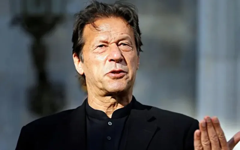 عمران خان.. شائعات وفاة وشقيقاته تتحدث عن «اعتداء وحشي»