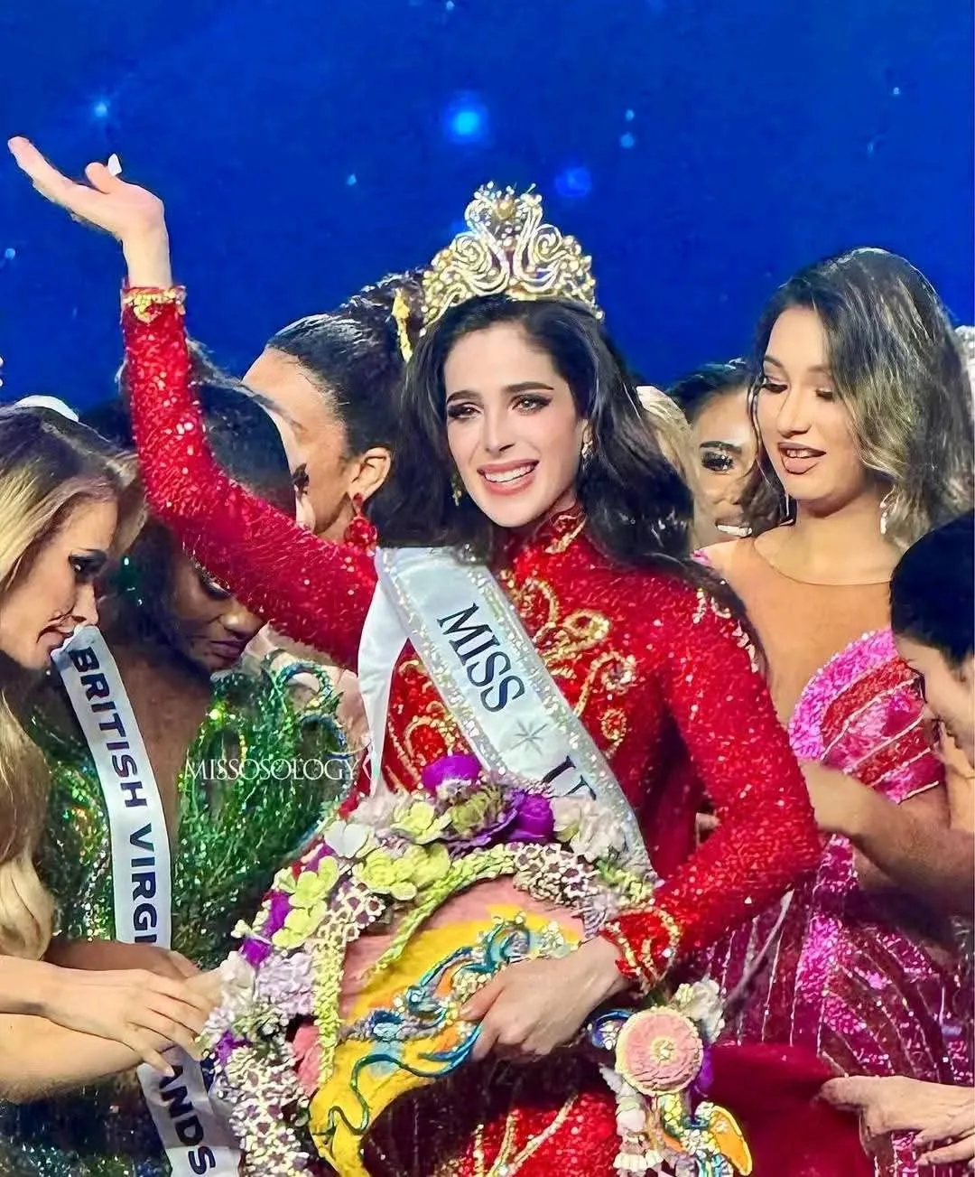 تتويج فاطمة بوش ملكة جمال الكون 2025