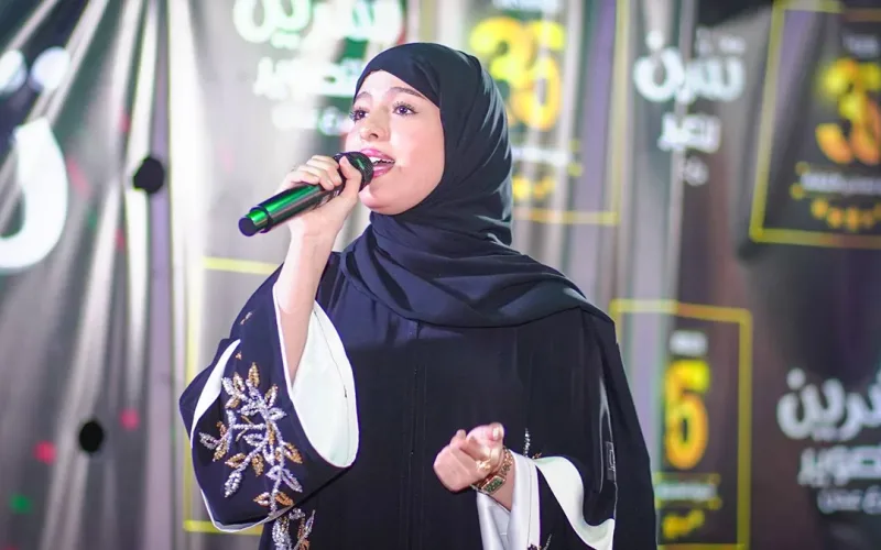ماريا قحطان تتبرع بكراسٍ دراسية لطلاب مدرسة عمر بن الخطاب في إب