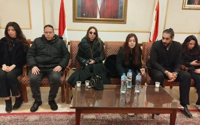 “وجودكم جعلني أشعر بعائلة كبيرة”.. دوللي شاهين تشكر المعزين في وفاة والدتها بوسط البلد