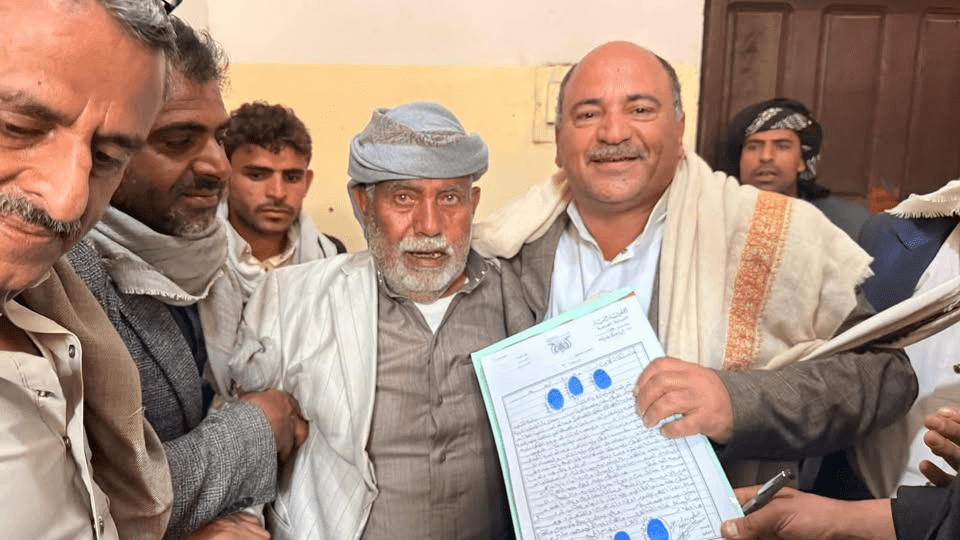 بعد 28 سنة في السجن العفو عن النزيل محمد طاهر سموم في سجن إب المركزس 2 أل الحجيلي أثناء توقيع التنازل العفو عن محمد طاهر السموم