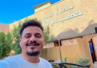 اليوتيوبر أحمد الجيشي بعد خروجه من صنعاء يعمل حالياً في مطعم في الرياض