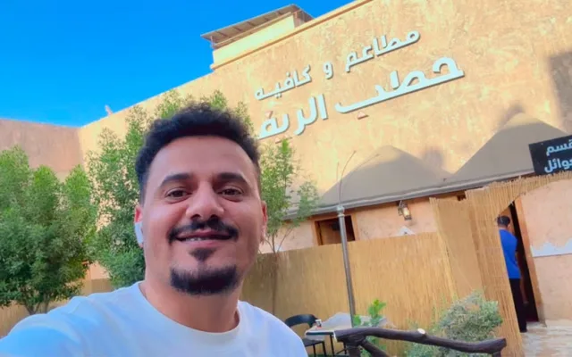 اليوتيوبر أحمد الجيشي بعد خروجه من صنعاء يعمل حالياً في مطعم في الرياض