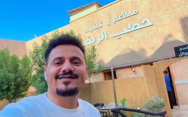اليوتيوبر أحمد الجيشي بعد خروجه من صنعاء يعمل حالياً في مطعم في الرياض