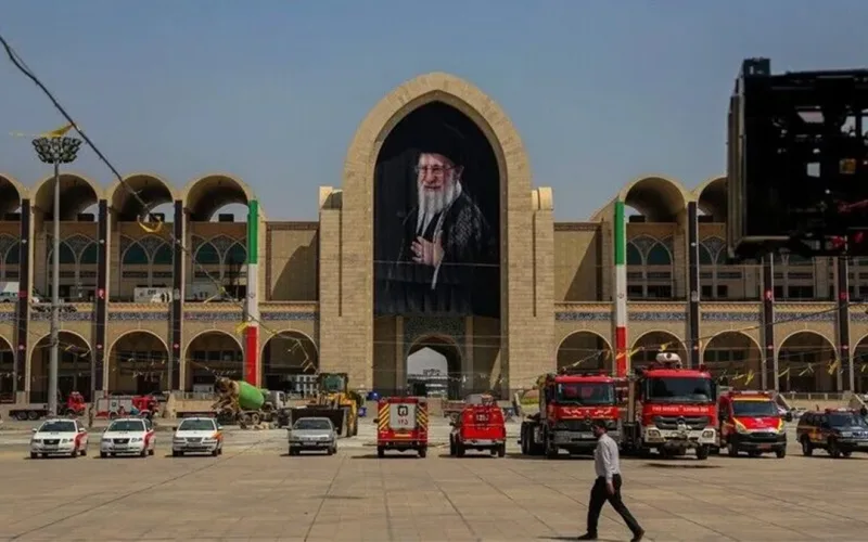 إستعدادات في إيران قبل موعد تشييع جنازة علي خامنئي في مدينة مشهد