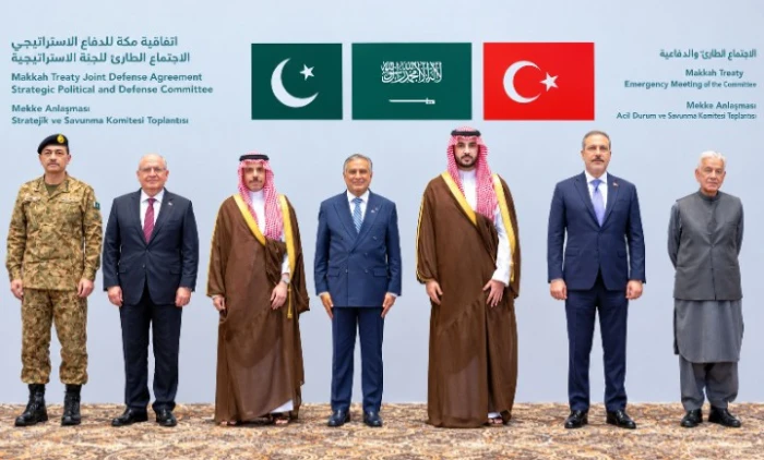 خالد بن سلمان يصل إلى طهران
